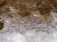 Fantasievolle Eisformationen über dem fließenden Lochgrabenbach